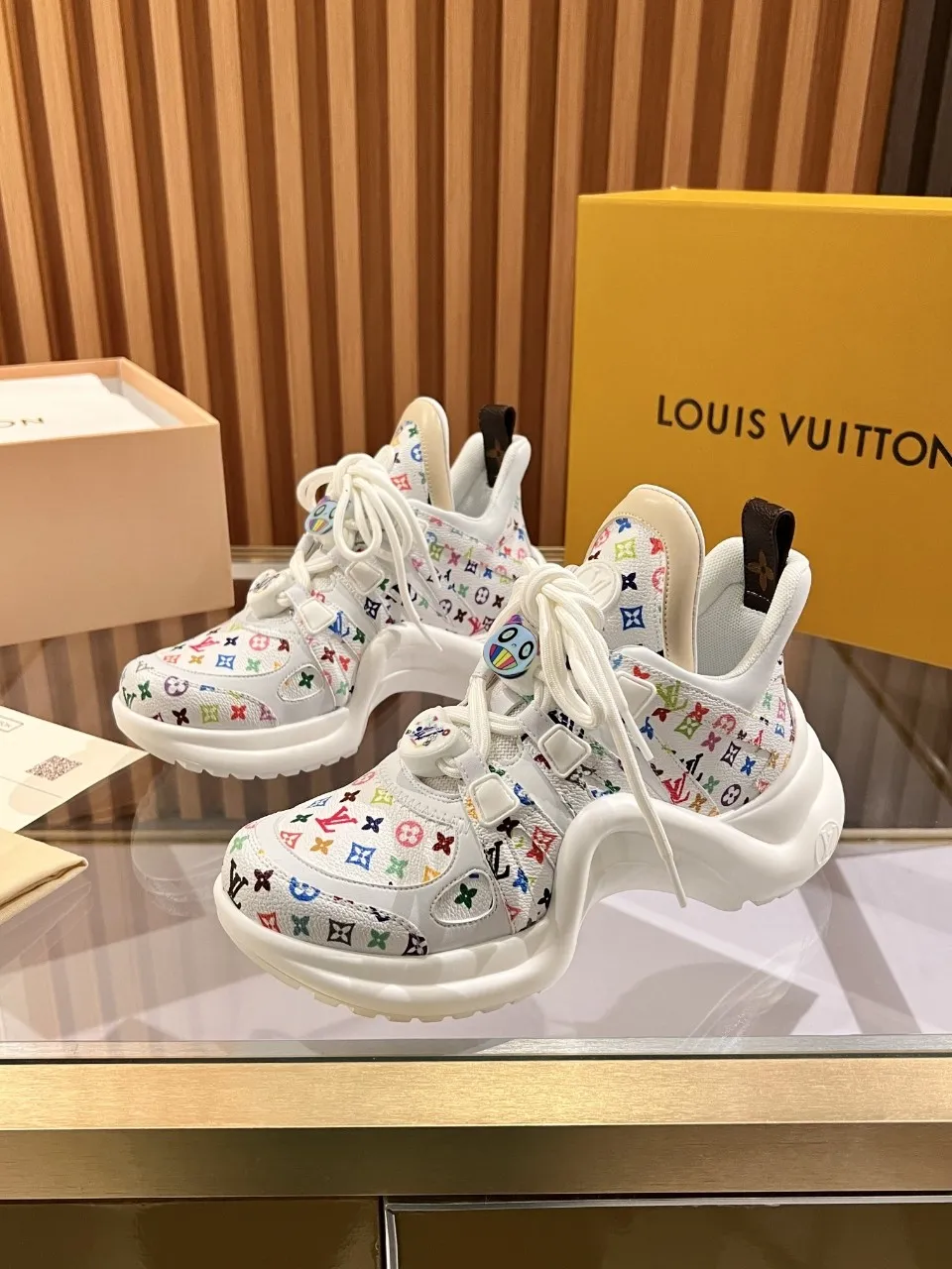 👟👟Ex-factory price 720👟👟 This three-color LV is different. 2025 new Murakami Takashi co-branded black three-color LV fancy button model Archlight donkey brand hardware casual sports dad shoes with an increased heel height of about 5.5cm, 35-41 white letter buckle